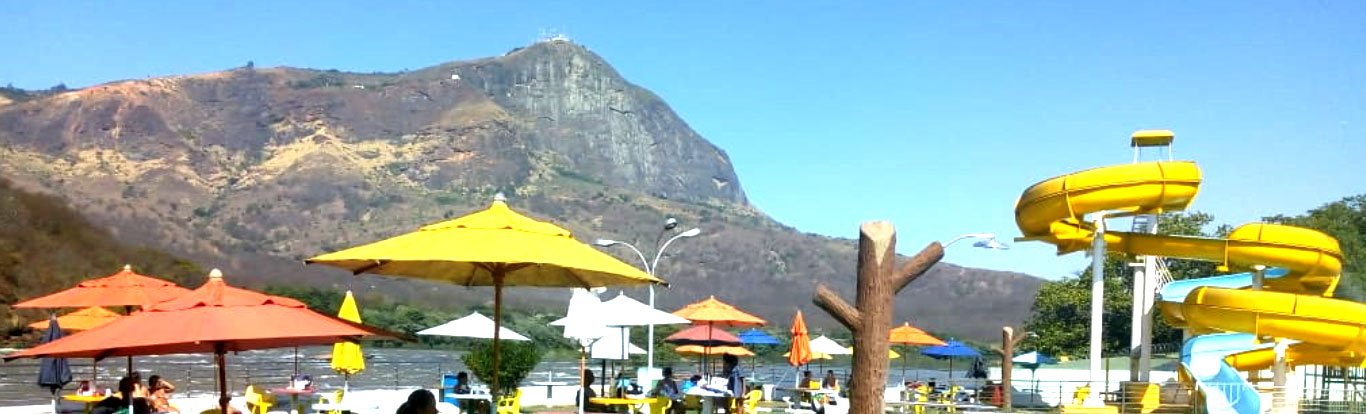 Piscinas do Garfo Clube com vista para a Ibituruna